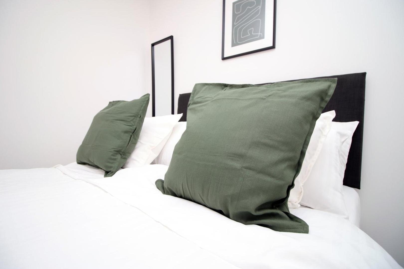 2 Bedroom With Free Parking Swindon Zewnętrze zdjęcie
